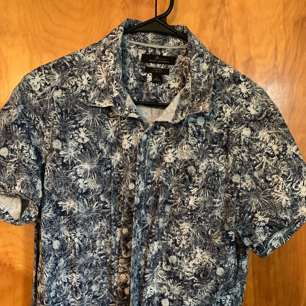 Men’s short sleeve button down shirt. Slim fit